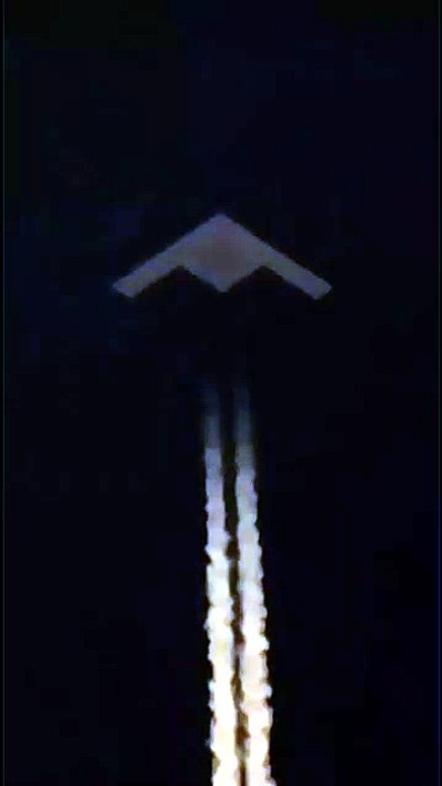 B‑21 Raider, el futuro se prueba sobre el Mojave ✈️🌵👀 The future is tested over the Mojave.