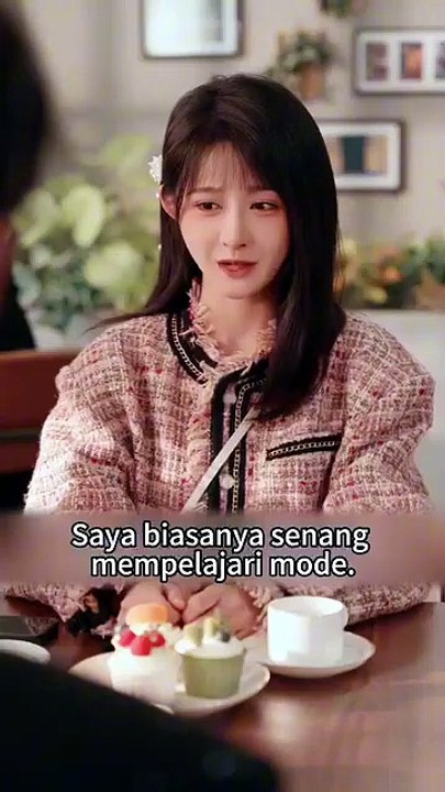 Seorang gadis miskin dengan kemampuan melihat hantu menyewa rumah yang konon berhantu untuk menghemat uang