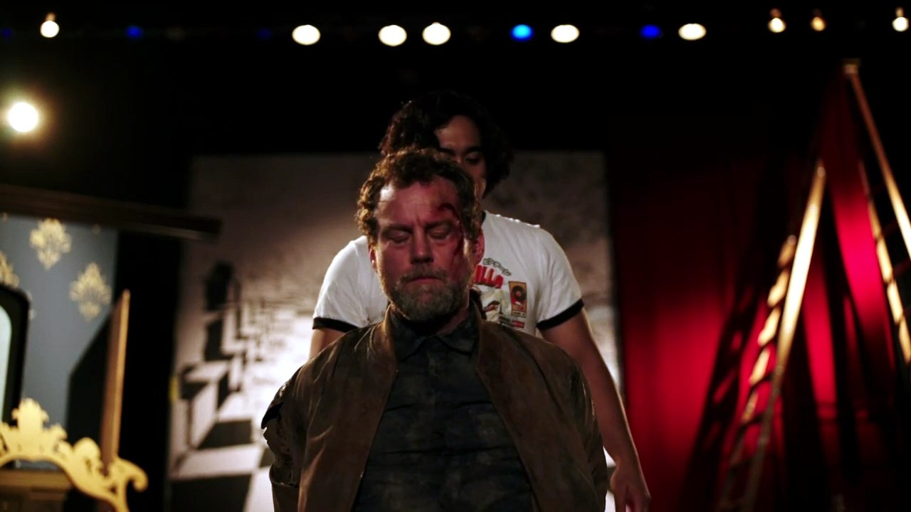 Simon golpea al falso sr anderson por maddie