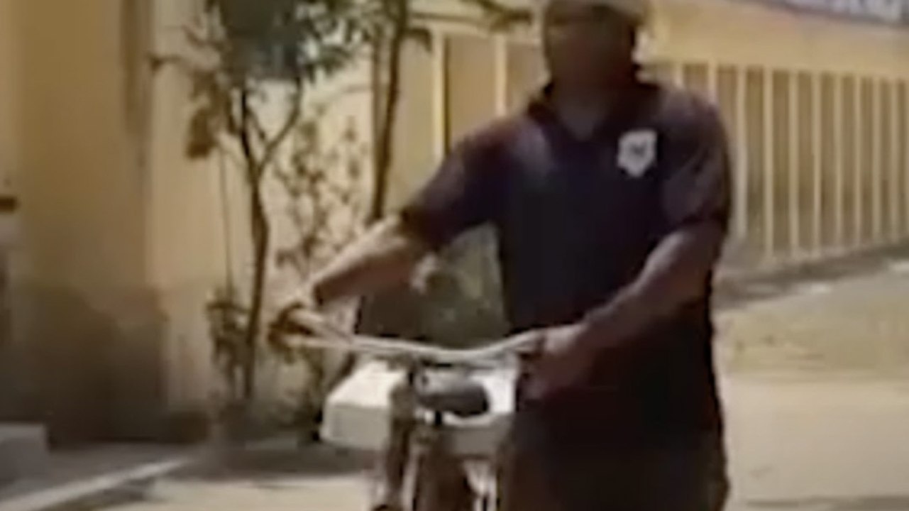 टॉयलेट सीट लेकर स्कूल क्यों पहुंचा पिता? देखिए