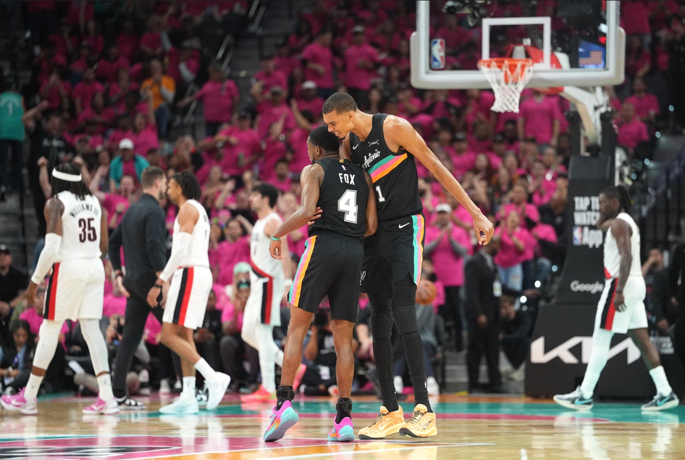 NBA : Wembanyama brille contre Portland pour ses débuts en playoffs