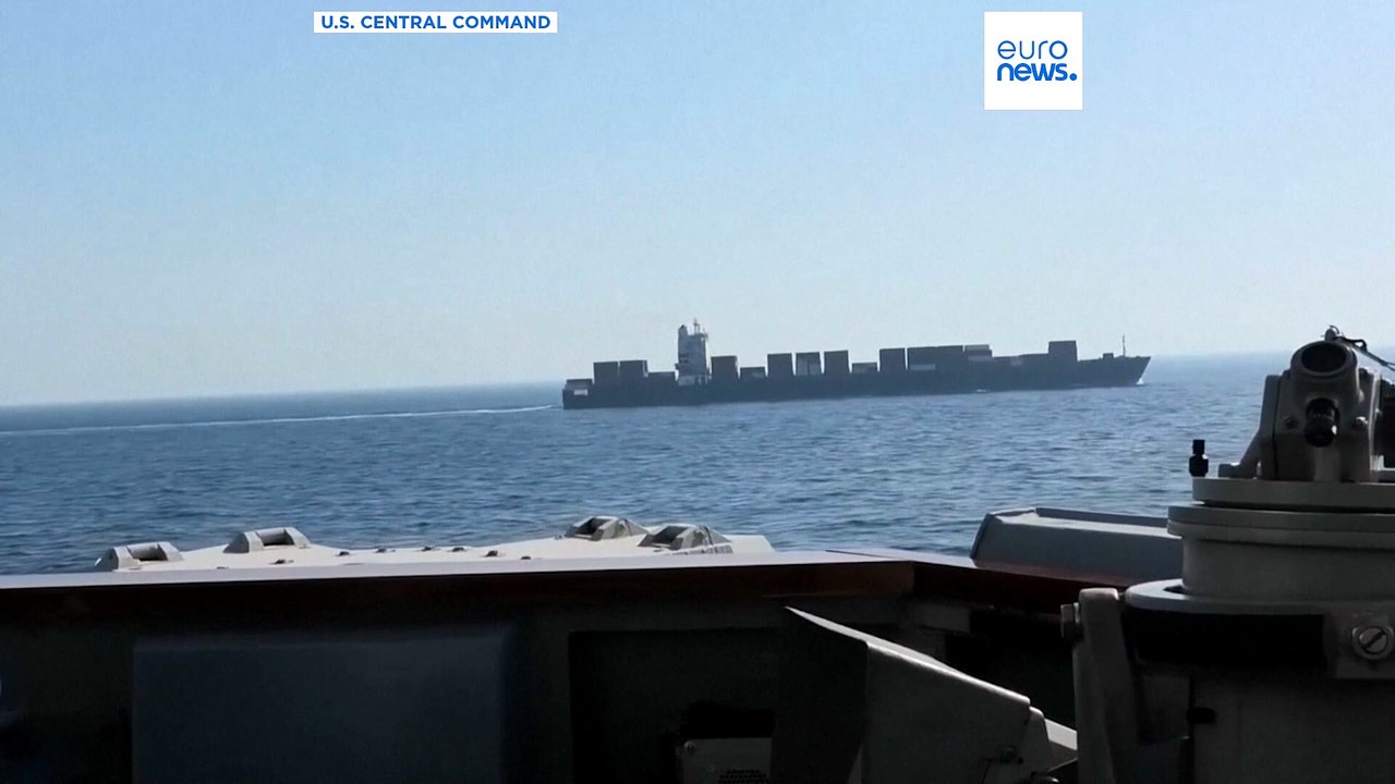 Η στιγμή που αμερικανικό πολεμικό πλοίο πλήττει...