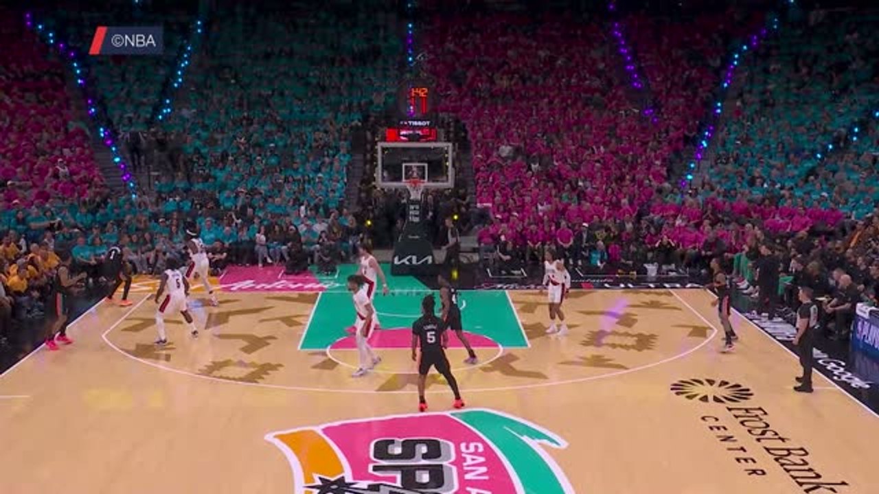 Spurs - Wembanyama réussit un tir à trois points incroyable depuis le coin