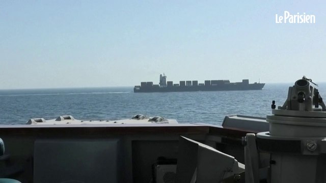 Un destroyer américain tire un cargo iranien dans le golfe d'Ormuz