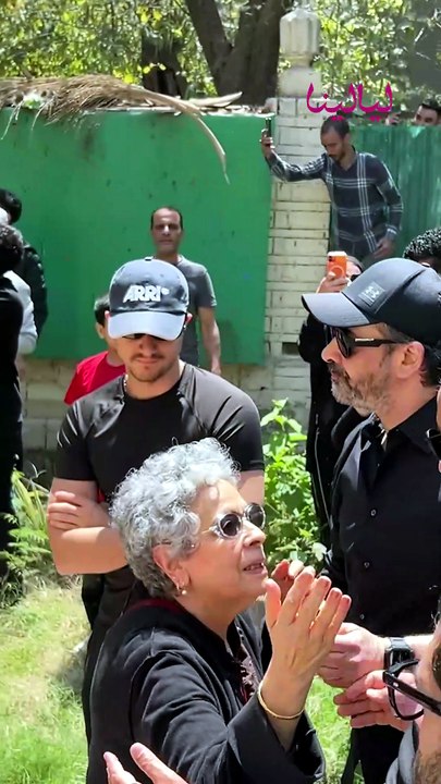 بعناق حار : كريم عبد العزيز يواسي منة شلبي في جنازة والدها