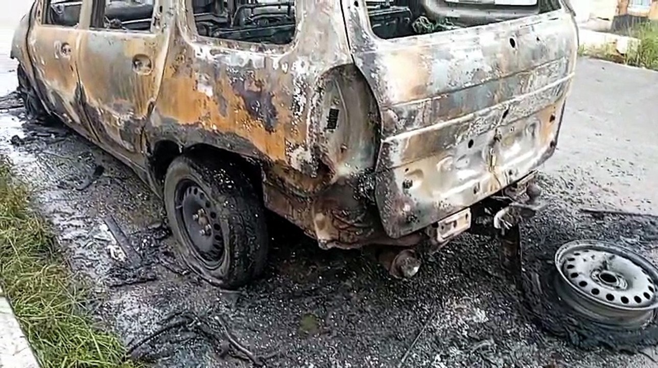 Carro pega fogo e assusta população no Tabuleiro do Martins