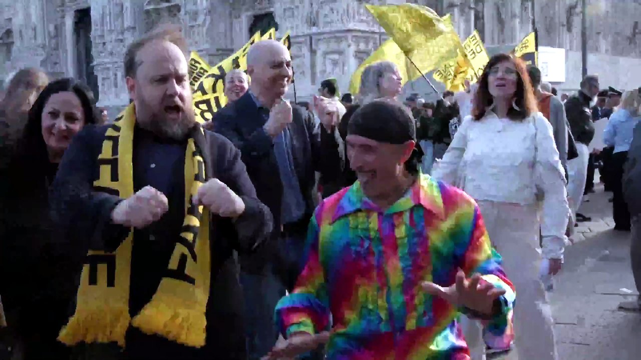 La colazione con baratto di Maurizio Cattelan in piazza Duomo