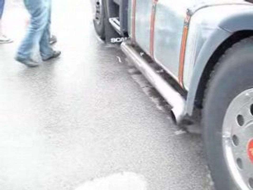 un scania en echappement libre