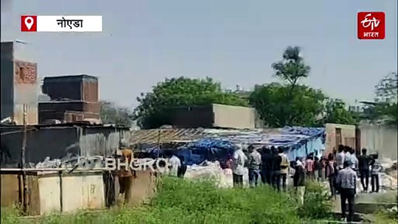 नोएडा में कूड़े के ढेर में लगी भीषण आग, काफी दूर तक दिखा धुएं का गुबार