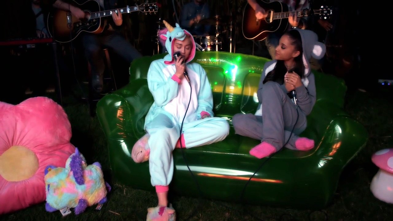 Miley Cyrus & Ariana Grande - Don't Dream It's Over