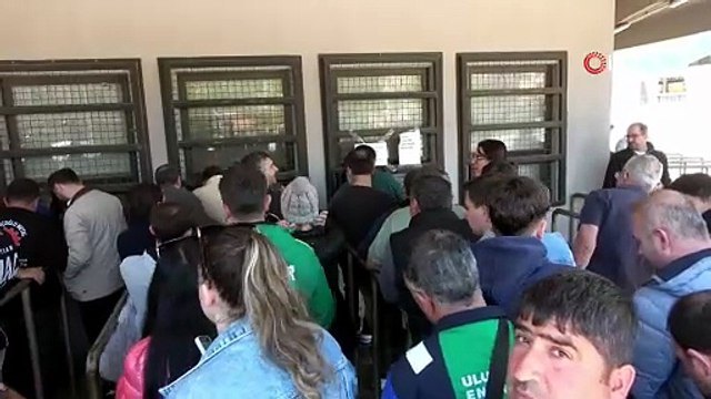 Bursaspor kombinelerine büyük ilgi, taraftar saatlerce kuyrukta bekledi | Ajansspor | IHA