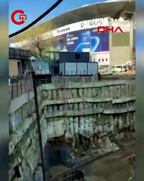 Fenerbahçe Stadyumu'nun yanındaki inşaat duvarının çökme anı kamerada