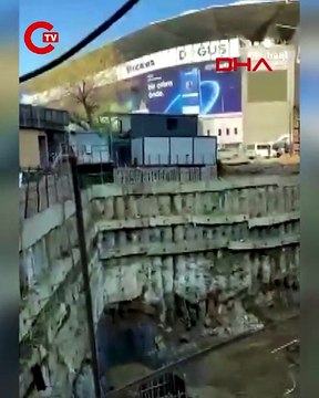 Fenerbahçe Stadyumu'nun yanındaki inşaat duvarının çökme anı kamerada