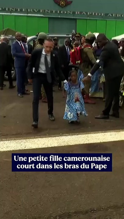 Une petite fille camerounaise court dans les bras du Pape