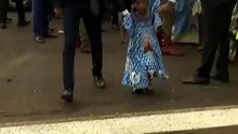 Une petite fille camerounaise court dans les bras du Pape