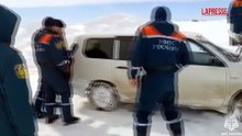 Russia, auto bloccate sotto cumuli di neve in autostrada