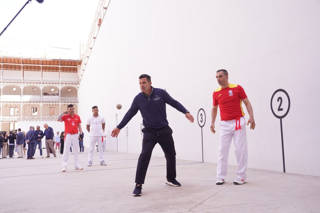 Figo, Cafú, Boris Becker y Nadia Comaneci pelotean en el Beti Jai por los premios Laureus