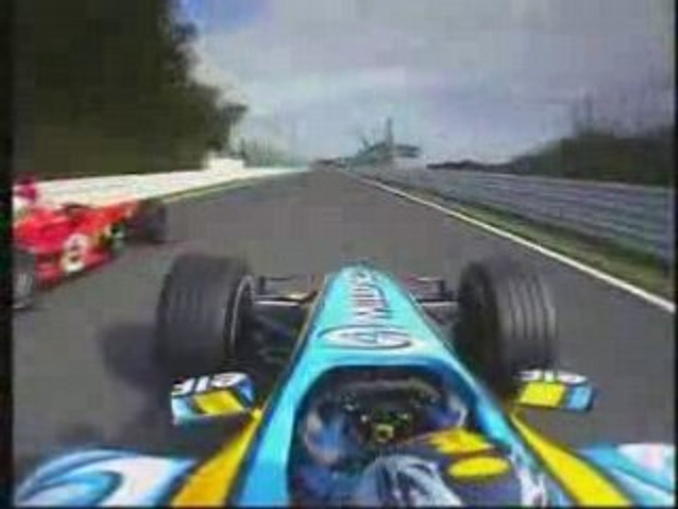 Alonso adelanta a Shumacher en la curva 130R