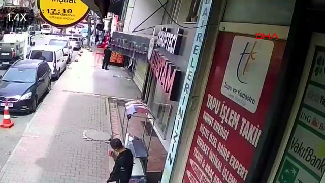 Gaziosmanpaşa’da takmaya çalıştığı tabelayla kaldırımda bekleyen kişinin üzerine düştü