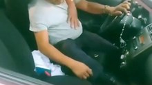 🚗💨 Un taxista provocó un ch0que en la colonia Atlacomulco, en Cuernavaca. Tras el impacto, testigos grabaron el momento y exhibieron que el conductor llevaba latas de cerveza dentro del taxi.