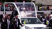 Il Papa in Angola saluta la folla in festa dalla papamobile