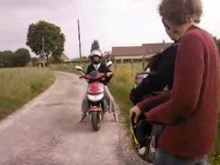 Djo sur le scoot' d'Adrien ; attention ! lol