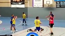 Moi je siffle passage en force. Et vous ? #handball