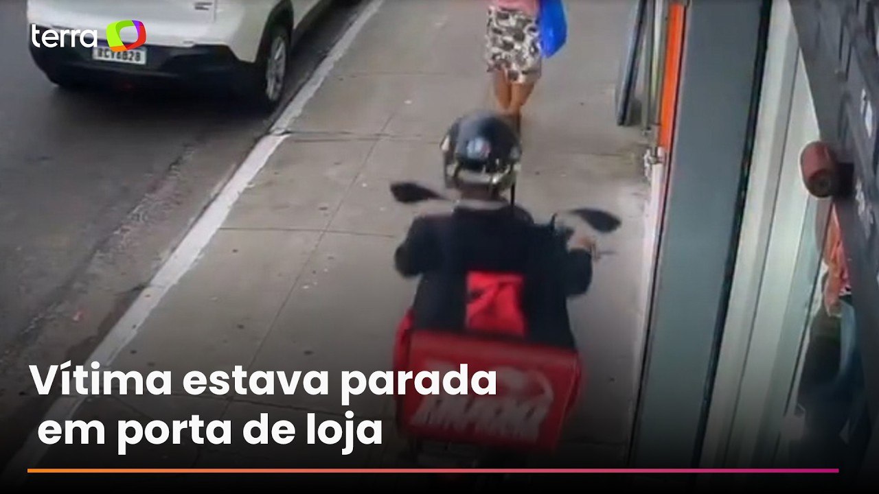 Falso entregador em moto sobe em calçada e furta celular de mulher em segundos, em SP