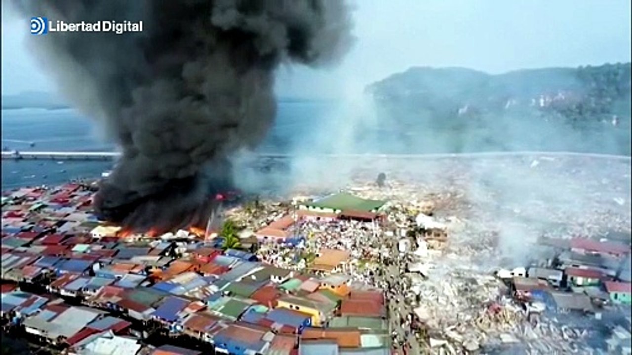 Un incendio arrasa 1.000 viviendas en una aldea de Malasia construida sobre el agua