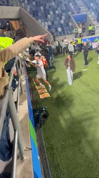 Jugadores Madrid con familia y aficionados
