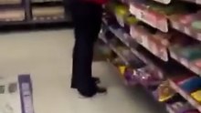 (VIDEO)📹 Sorprenden  a CAJERA DE OXXO USANDO TARJETA OLVIDADA; “La estaba calando” dijo