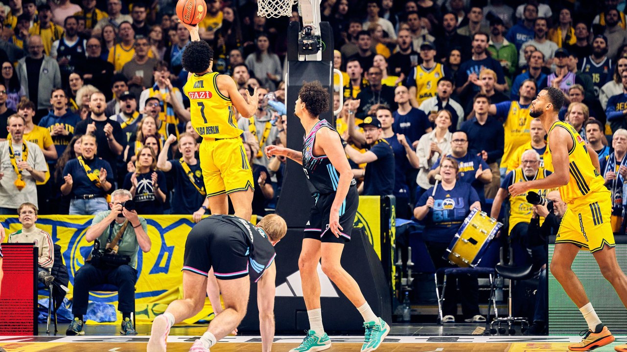 Kayil fintiert und fliegt: Berlin überrollt Bonn in Halbzeit eins