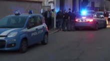 Il momento dell'arresto dell'uomo che si è barricato in casa a Vigevano, il blitz della polizia