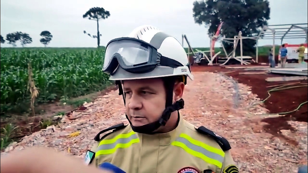 “Um deles com bastante dificuldade respiratória”, diz bombeiro sobre acidente com 4 trabalhadores em obra