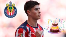 Hormiga González festeja su cumpleaños con la afición de Chivas con pastel y todo