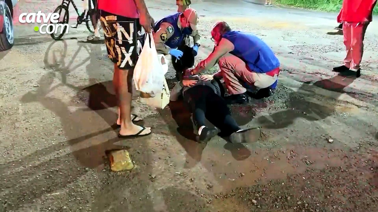 Pedras na pista provocam queda de moto e deixam mulher ferida no Bairro Alto Alegre