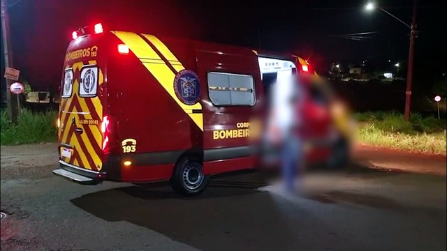 Mulher sofre queda de moto em Cascavel após derrapar em pedras soltas no Alto Alegre