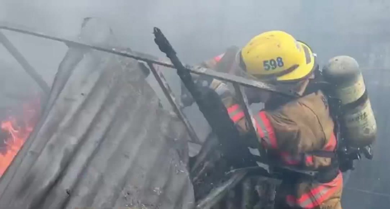 tn7-camara-que-portaba-bombero-grabo-segundo-a-segundo-como-fue-que-se-quemaron-3-casas-en-desamparados-200426