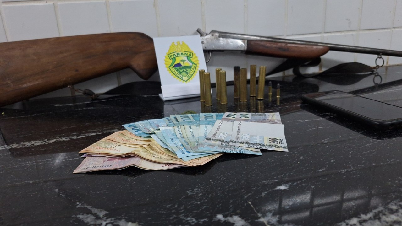 Suspeitos de receptação encaminhados à Delegacia juntamente de espingarda e munições, após diligências