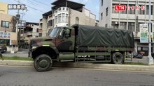 轉彎失誤釀禍？ 女中士駕軍卡衝上中央分隔島