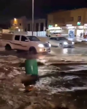 Heavy Flooding Hits Buraydah After Torrential Rainfall in Al Qassim, Saudi Arabia 🇸🇦 | Breaking Weather News