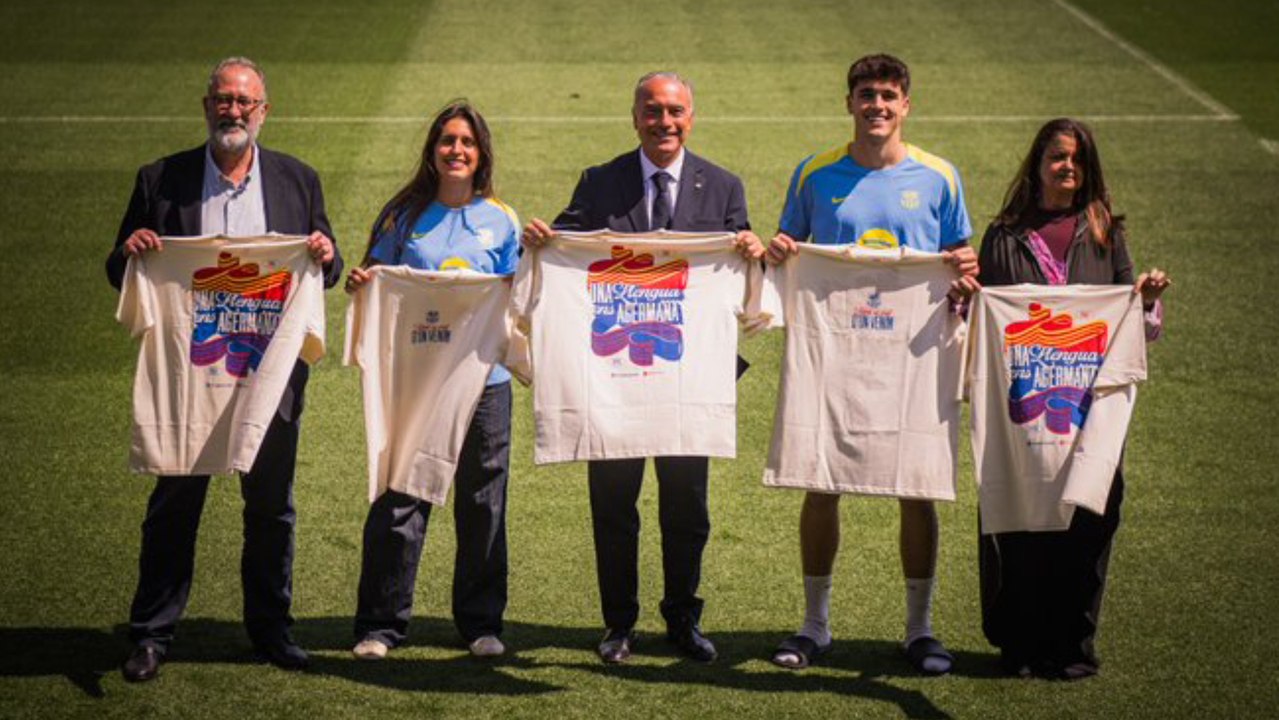 El Barça presenta una camiseta para Sant Jordi en defensa del idioma catalán