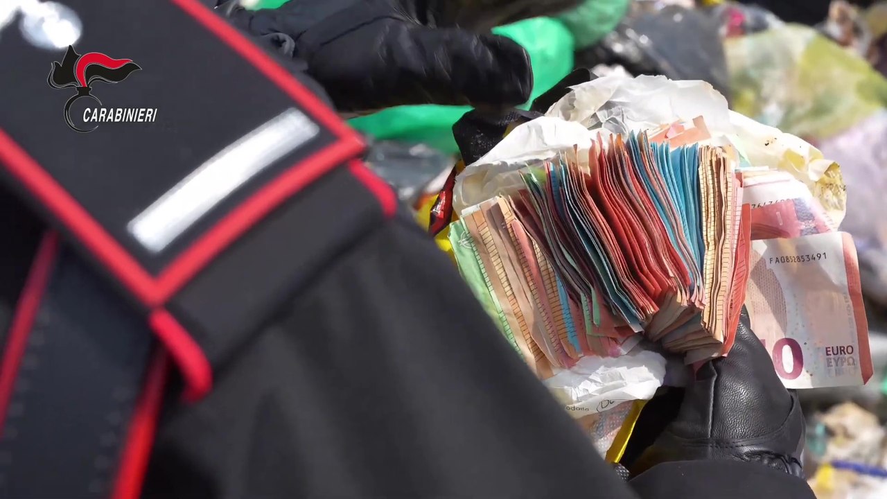 Getta per errore 7mila euro nei rifiuti: recuperati dai carabinieri dopo giorni di ricerche (21.04.26)