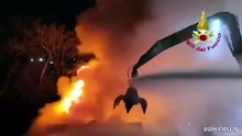 Vasto incendio in una ditta di smaltimento rifiuti nel Milanese