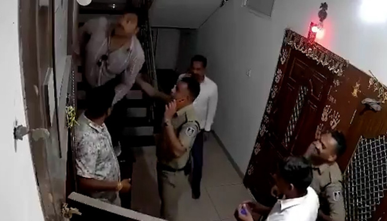 Cops Accused of Stealing 22 Tola Gold in Indore! Plainclothes Police Break-In Caught on CCTV