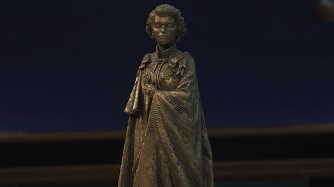 Queen Elizabeth II memorial unveiled for central London