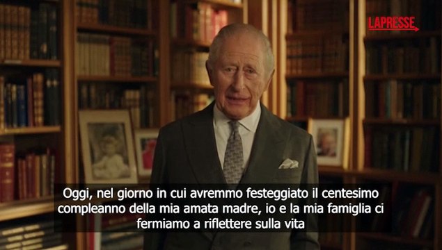 Re Carlo III rende omaggio alla regina Elisabetta II nel giorno del suo centenario