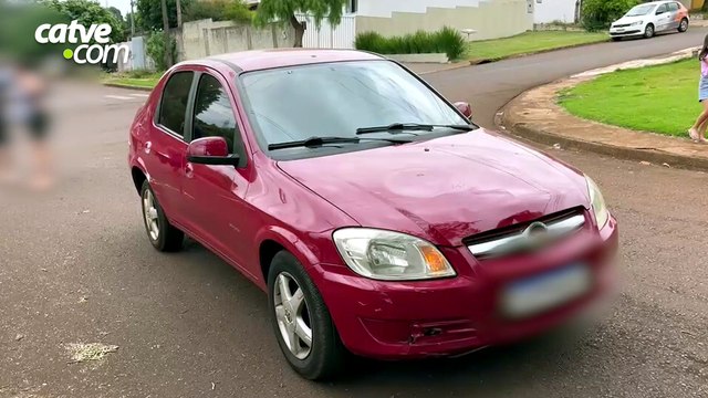 Mulher fica ferida em batida entre carro e moto em Cascavel