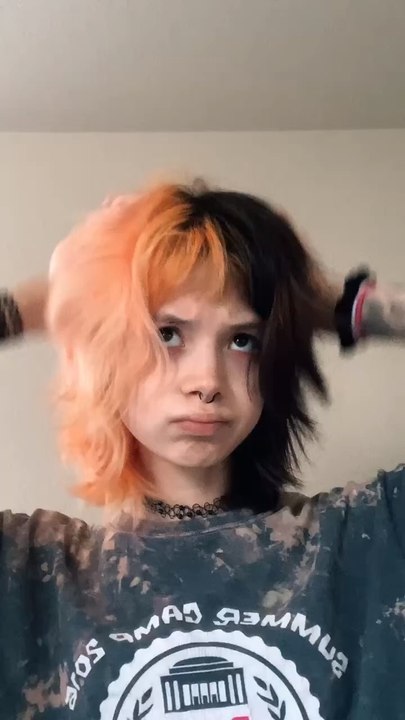 switching up my hair for the 64838927 time hehe >:3 💚🖤 #greenandblackhair #greenhair #greenblacksplitdye #splitdye #OOTD #hair #hairtransformation #haircut #shavedsides #hairmakeover #fyp #foryoupage #diyhaircut #hairtok #haircolor