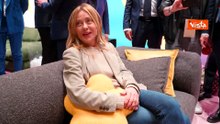 Meloni si siede sul divano al Salone Internazionale del Mobile a Milano